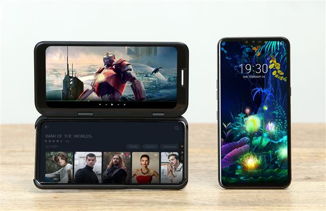 듀얼 스크린 5G(5세대) 스마트폰 LG V50씽큐(사진)는 지난 5월 10일 국내 출시돼 45일 만에 28만대 판매 기록을 세운 데 이어 같은 달 31일 미국에 출시됐다. LG전자 제공