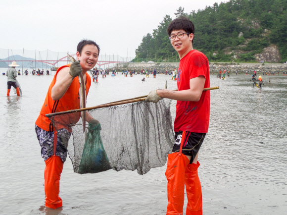 장흥 오성금 해변에서 개매기 체험을 즐기는 참가자들. <br>한국관광공사 제공