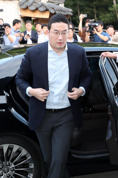 구광모 LG그룹 회장이 만찬을 위해 차에서 내리고 있다. 연합뉴스