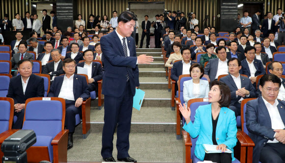 나경원에게 항의하는 황영철