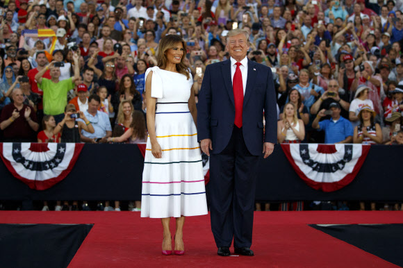 도널드 트럼프 대통령과 멜라니아 트럼프 영부인이 4일(현지시간) 미국 워싱턴 링컨 기념관 앞에서 독립 기념일 축하 행사에 참석하고 있다. AP 연합뉴스