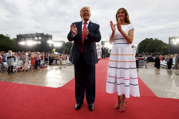 도널드 트럼프 대통령과 멜라니아 트럼프 영부인이 4일(현지시간) 미국 워싱턴 링컨 기념관 앞에서 독립 기념일 축하 행사에 참석하고 있다. AP 연합뉴스