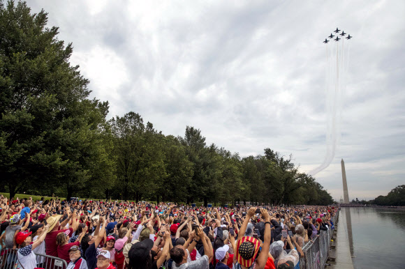 미 해군 블루엔젤스가 4일(현지시간) 미국 워싱턴 링컨 기념관 앞에서 열린 독립기념일 축하행사에서 멋진 비행을 선보이고 있다. AP 연합뉴스