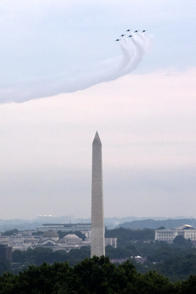 미 해군 블루엔젤스가 4일(현지시간) 미국 워싱턴 링컨 기념관 앞에서 열린 독립기념일 축하행사에서 멋진 비행을 선보이고 있다. EPA 연합뉴스
