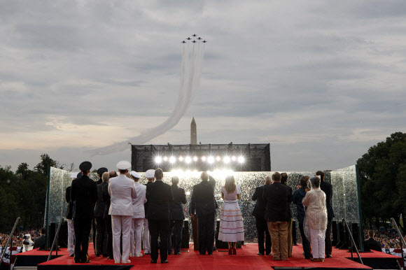 도널드 트럼프 대통령과 멜라니아 트럼프 영부인이 4일(현지시간) 미국 워싱턴 링컨 기념관 앞에서 열린 독립기념일 축하행사에서 미 해군 블루엔젤스가 비행하는 모습을 보고 놀라움을 감추지 못하고 있다. AP 연합뉴스