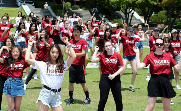 외국인 교환학생들의 케이팝 플래시몹