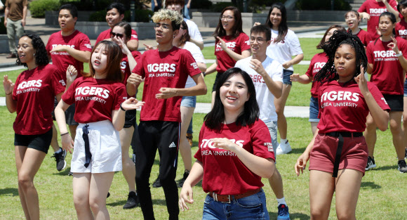 ‘트와이스 노래에 맞춰서’ 케이팝 플래시몹