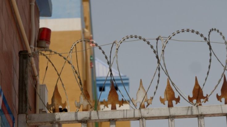 중국 신장 웨이우얼 자치구의 한 유치원 담장에 설치된 철조망. 경고등도 보인다. BBC 캡처