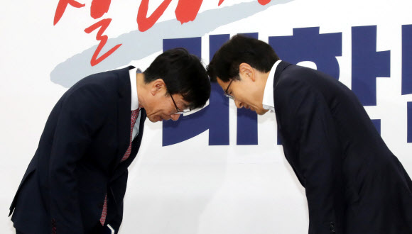 인사하는 황교안과 김상조