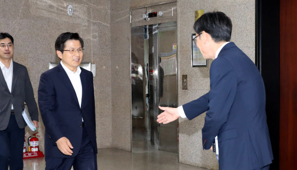 황교안 기다려 인사하는 김상조