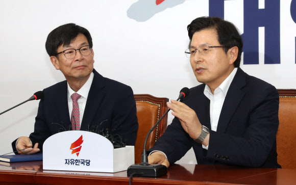 김상조 정책실장 예방받고 인사말하는 황교안