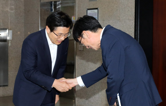 황교안 기다려 인사하는 김상조