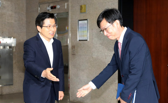 회의실 입장 권하는 황교안과 김상조