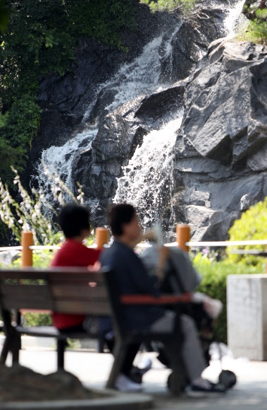 폭염에는 폭포 밑이 명당