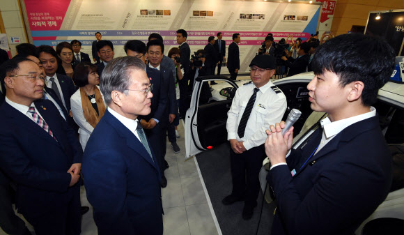 ‘고요한 택시’ 설명 듣는 문 대통령