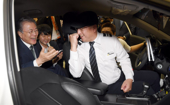 ‘고요한 택시’ 체험하는 문 대통령