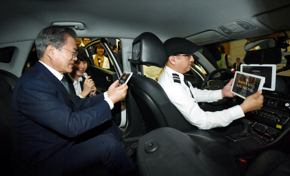 문 대통령, ‘고요한 택시’ 체험