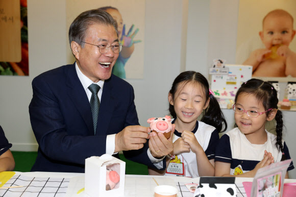 ‘슈가클레이’ 컵케익 완성한 문 대통령