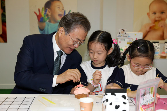 문 대통령, ‘슈가클레이’ 로 컵케익 완성