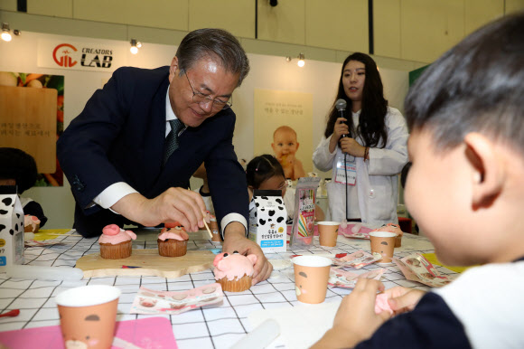 문 대통령, ‘슈가클레이’ 로 컵케익 완성