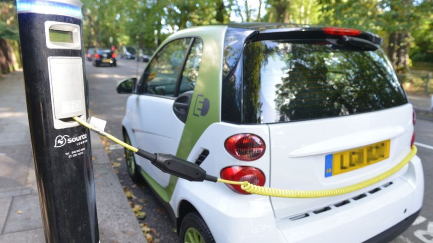 영국의 한 충전소에서 차량이 전기를 충전하고 있다.BBC
