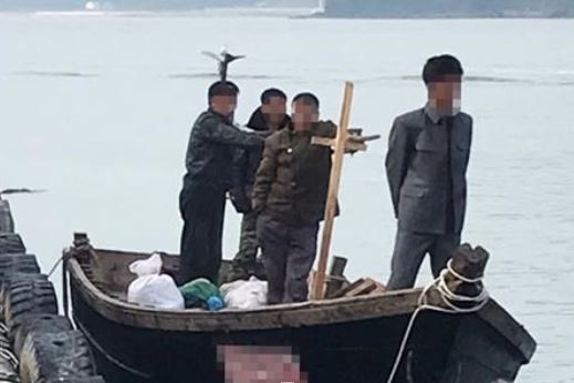 북한 주민 4명이 지난달 15일 우리 군의 경계를 뚫고 목선을 이용해 강원 삼척항에 접안했을 당시 배안에 서 있는 모습. 뉴스1