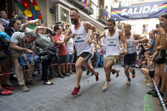 4일(현지시간) 스페인 마드리드 성소수자(LGBT) 커뮤니티에 인기 있는 지역인 추에카(Chueca)에서 ‘프라이드 하이힐 신고 달리기’가 열려 참가자들이 힐을 신고 달리고 있다. AP 연합뉴스