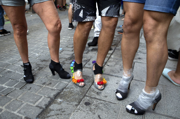 4일(현지시간) 스페인 마드리드 성소수자(LGBT) 커뮤니티에 인기 있는 지역인 추에카(Chueca)에서 ‘프라이드 하이힐 신고 달리기’ 참가자들이 하이힐은 신고 경기 시작을 기다리고 있다. AP 연합뉴스