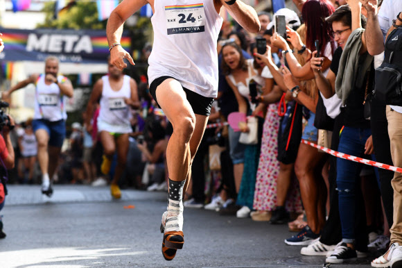4일(현지시간) 스페인 마드리드 성소수자(LGBT) 커뮤니티에 인기 있는 지역인 추에카(Chueca)에서 ‘프라이드 하이힐 신고 달리기’가 열려 참가자가 힐을 신고 달리고 있다. AFP 연합뉴스