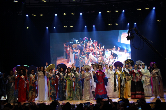 아시아 6개국에서 예선전을 거쳐 40명이 본선 무대에 오른 한복모델 후보자들은 한복을 곱게 차려 입고 훈훈한 자태를 뽐내며 자신의 열정과 매력을 발산했다.