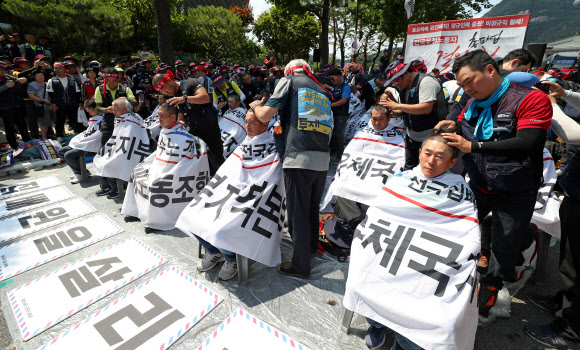 6일 서울 종로구 청와대 사랑채 인근에서 민주노총 공공운수노조 전국집배노동조합원들이 정규직 증원 및 토요 근무 폐지 등을 촉구하며 삭발식을 하고 있다. 2019.7.6  연합뉴스
