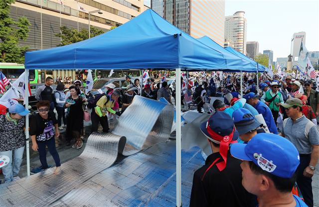 광화문광장 천막 설치하는 우리공화당
