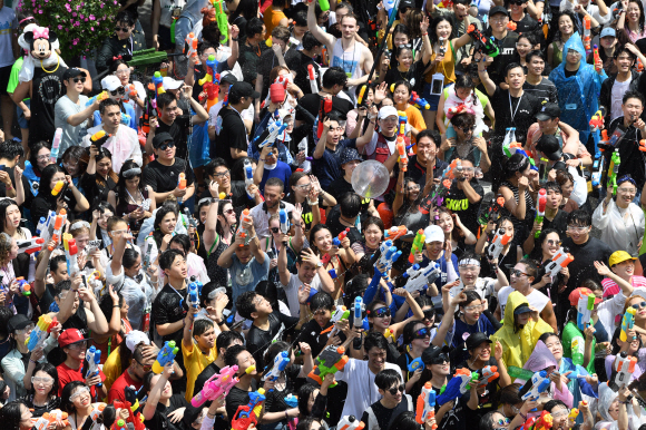 7일 오후 서울 서대문구 신촌 연세로에서 열린 제7회 신촌 물총축제에서 시민들이 물총을 쏘며 무더위를 날리고 있다. 2019.7.7. 오장환 기자 5zzang@seoul.co.kr