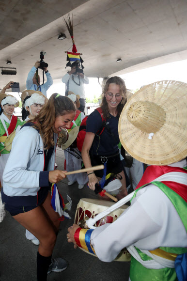 풍물패에 신난 스페인 선수들