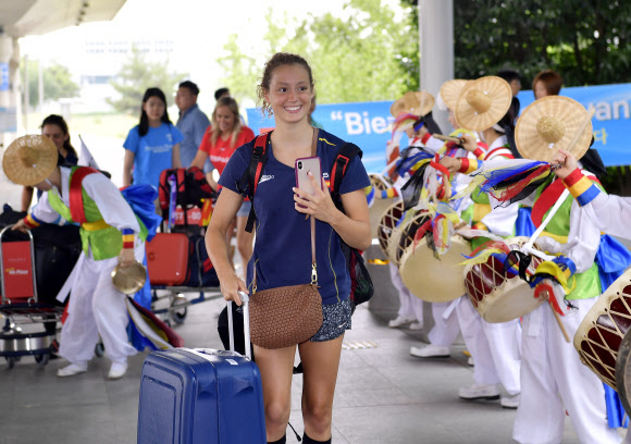 풍물패 환영받는 스페인 수영 선수들