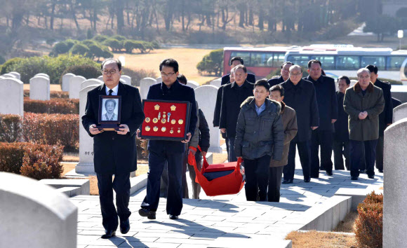 어머니 장례식 참석한 최인국씨.