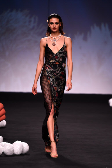 모델이 7일(현지시간) 스페인 마드리드에서 열린 ‘메르세데스 벤츠 패션 위크’중 스페인 디자이너 아일란토(Ailanto)의 컬렉션을 선보이고 있다. AFP 연합뉴스