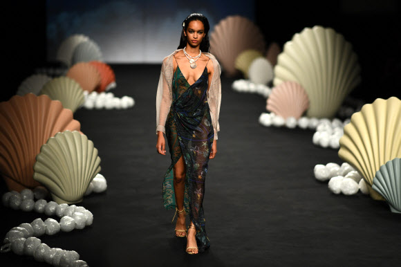 모델이 7일(현지시간) 스페인 마드리드에서 열린 ‘메르세데스 벤츠 패션 위크’중 스페인 디자이너 아일란토(Ailanto)의 컬렉션을 선보이고 있다. AFP 연합뉴스