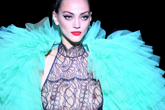 모델이 7일(현지시간) 스페인 마드리드에서 열린 ‘메르세데스 벤츠 패션 위크’중 디자이너 안드레스 사르다(Andres Sarda)의 2020 봄/여름 컬렉션을 선보이고 있다. AFP 연합뉴스