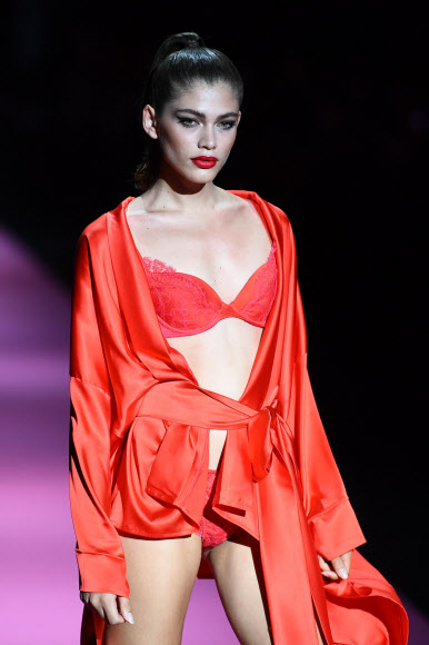 모델이 7일(현지시간) 스페인 마드리드에서 열린 ‘메르세데스 벤츠 패션 위크’중 디자이너 안드레스 사르다(Andres Sarda)의 2020 봄/여름 컬렉션을 선보이고 있다. AFP 연합뉴스