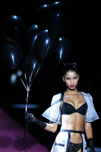 모델이 7일(현지시간) 스페인 마드리드에서 열린 ‘메르세데스 벤츠 패션 위크’중 디자이너 안드레스 사르다(Andres Sarda)의 2020 봄/여름 컬렉션을 선보이고 있다. AFP 연합뉴스