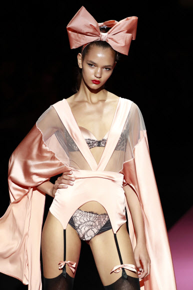 모델이 7일(현지시간) 스페인 마드리드에서 열린 ‘메르세데스 벤츠 패션 위크’중 디자이너 안드레스 사르다(Andres Sarda)의 2020 봄/여름 컬렉션을 선보이고 있다. AP 연합뉴스