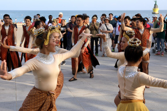 ‘싸와티캅, 태국으로 빠져보세요’