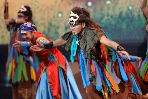 축하 무대 펼치는 중국 대학생들