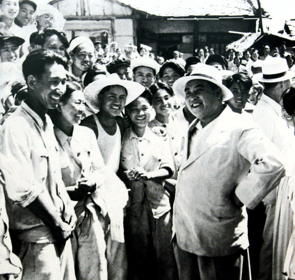 사망 25주기를 맞은 김일성 주석이 1957년 6월 평양 김일성대 학생들과 이야기를 나누고 있다. 로이터 연합뉴스