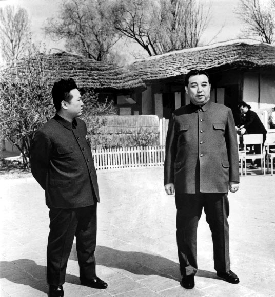 사망 25주기를 맞은 북한 김일성(오른쪽) 주석과 김정일. 이 사진은 2011년 12월 25일 평양에서 북한의 KCNA가 발표한 미기록 파일 사진. 로이터 연합뉴스