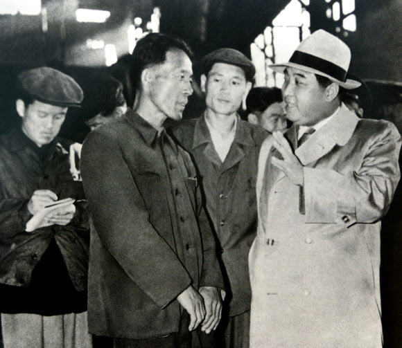 사망 25주기를 맞은 북한 김일성(오른쪽) 주석이 1960년 10월 남포 강선 제철소에서 근로자와 대화를 나누고 있다. 로이터 연합뉴스