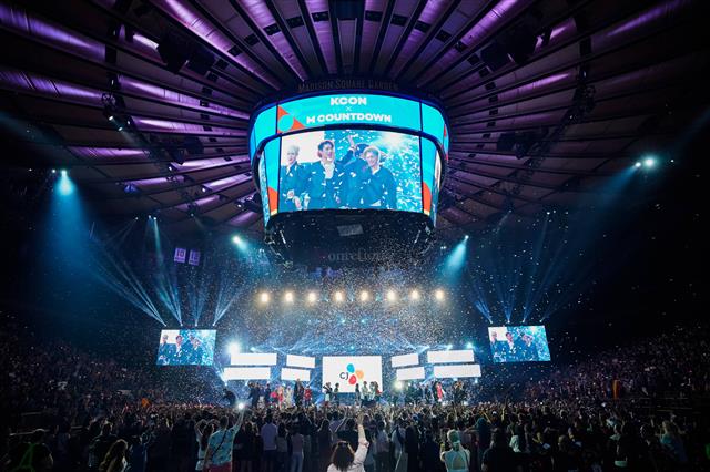 6일(현지시간) 미국 뉴욕 맨해튼의 ‘팝공연 메카’ 매디슨스퀘어가든에서 열린 케이콘 공연을 찾은 1만여명의 관람객들이 케이팝을 즐기고 있다. CJ 제공