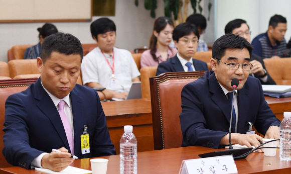 장우성 성북경찰서장과 강일구 경찰청 총경이 8일 서울 여의도 국회 법사위 회의장에서 열린 윤석열 검찰총장후보자 인사청문회에서 증인으로서 증언하고 있다.2019.7.8 <br>김명국 선임기자 daunso@seoul.co.kr