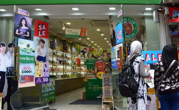 기록적인 폭염으로 여름의 시작을 알린 지난달 30일 서울 중구 명동거리의 일부 상점이 냉방기를 켜 놓은 채 문을 활짝 열고 영업하고 있다. 이종원 선임기자 jongwon@seoul.co.kr